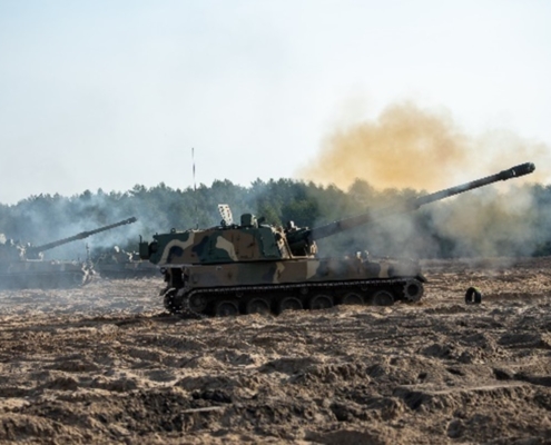 Etelä-Koreasta hankittu K9-panssarihaupitsi. Kuvalähde: Puolan puolustusministeriö. https://www.gov.pl/web/obrona-narodowa/zolnierze-wojska-polskiego-szkola-sie-na-armotohabicach-k9
