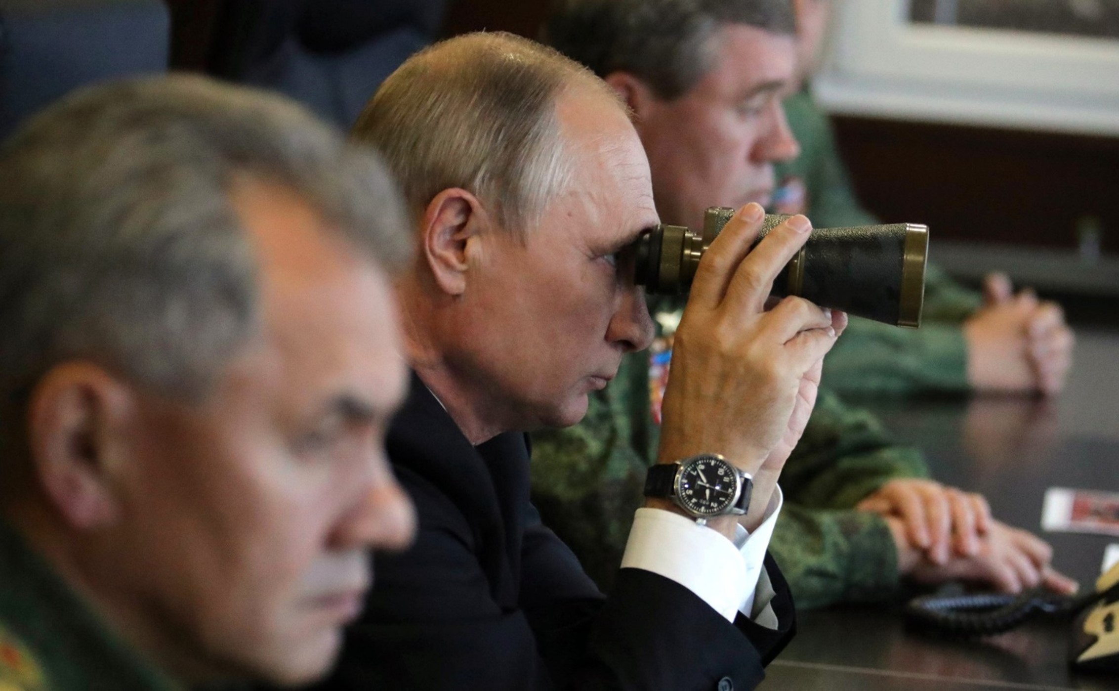 Putin tarkkailee kansallisia uhkia puolustusministeri Šoigun ja yleisesikunnan päällikön Gerasimovin kanssa vuonna 2019. Kuvalähde: Venäjän presidentin lehdistöpalvelu.